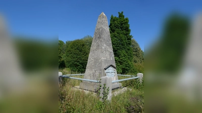 Die Basispyramide in Unterföhring erinnert an den Beginn der Landvermessung in Bayern. Ebenfalls unter Denkmalschutz stehen das Bürogebäude in der Brodersenstraße 36 und das Pumpen- und Floßwärterhäuschen in St. Emmeram. (Foto: Max Berger/CC BY-SA 4.0, gemeinfrei, Marsupilami/CC BY-SA 3.0)