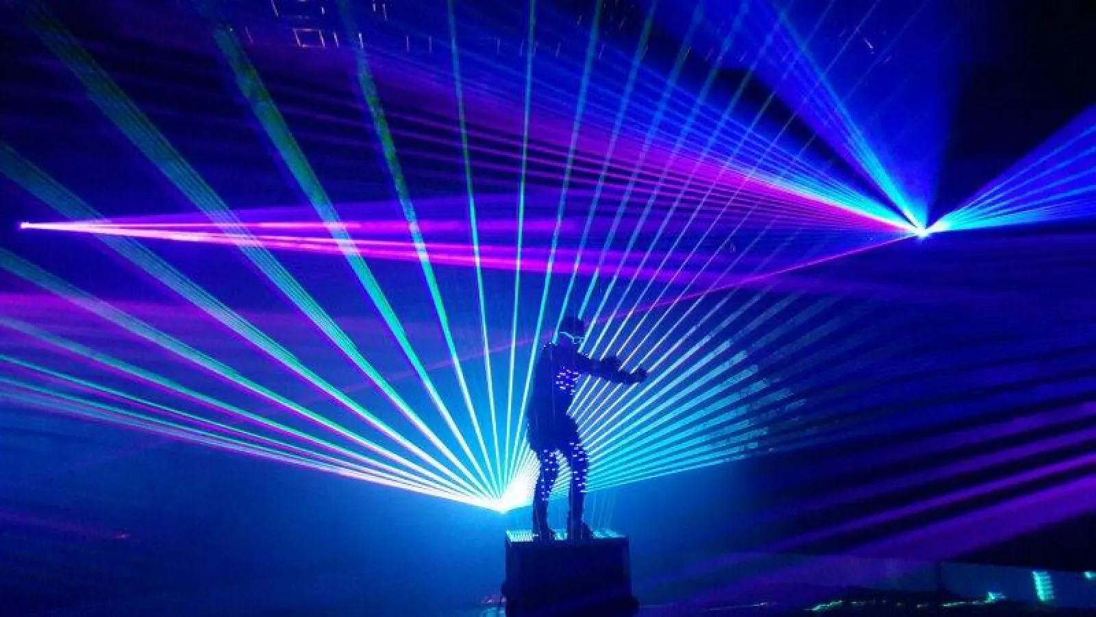 Eine spektakuläre Lasershow zeigt Marco Lorador. (Foto: circus-krone.de)