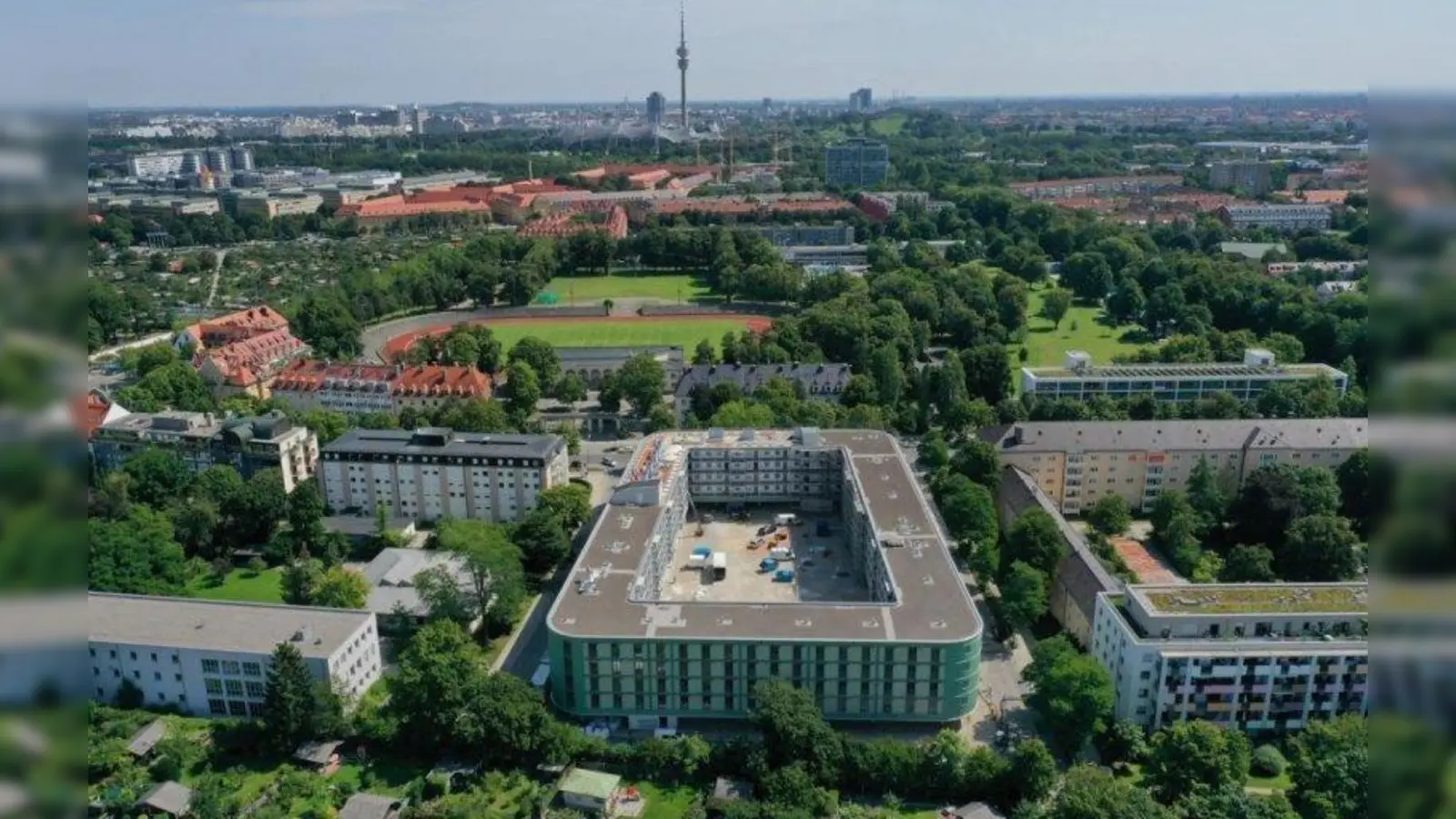 Der neben dem Dantestadion gelegene Neubau (vorne Mitte) wird noch dieses Jahr fertiggestellt. (Foto: GEWOFAG)