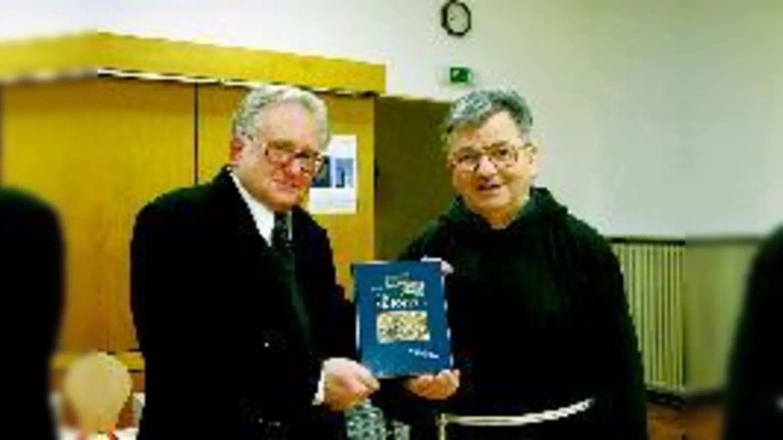 Dr. Franz Lurz (li.) und Siegfried Huber, Stadtpfarrer von St. Joseph, präsentieren die Chronik. 	 (Foto: rme)