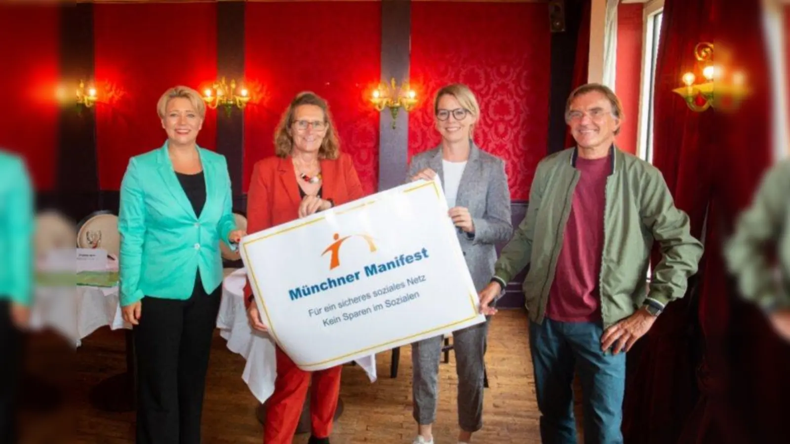 Wegen der Corona-Pandemie ist Unterstützung der gesellschaftlich Benachteiligten nötiger denn je: Andrea Betz (von links), Karin Majewski, Dr. Anna Laux und Norbert Huber präsentierten in Vertretung der beteilgten Münchner Bündnisse das Münchner Manifest „Für ein sicheres soziales Netz – Kein Sparen im Sozialen”. (Foto: Kinderschutz München)