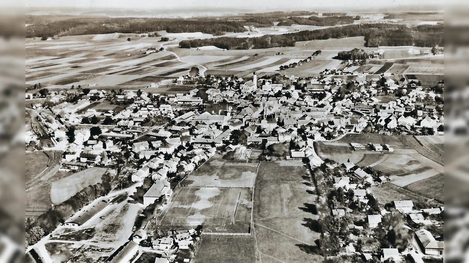 Der Markt Grafing, wie er sich dem Betrachter um 1949 aus der Vogelperspektive präsentierte.  (Foto: Museum der Stadt Grafing)