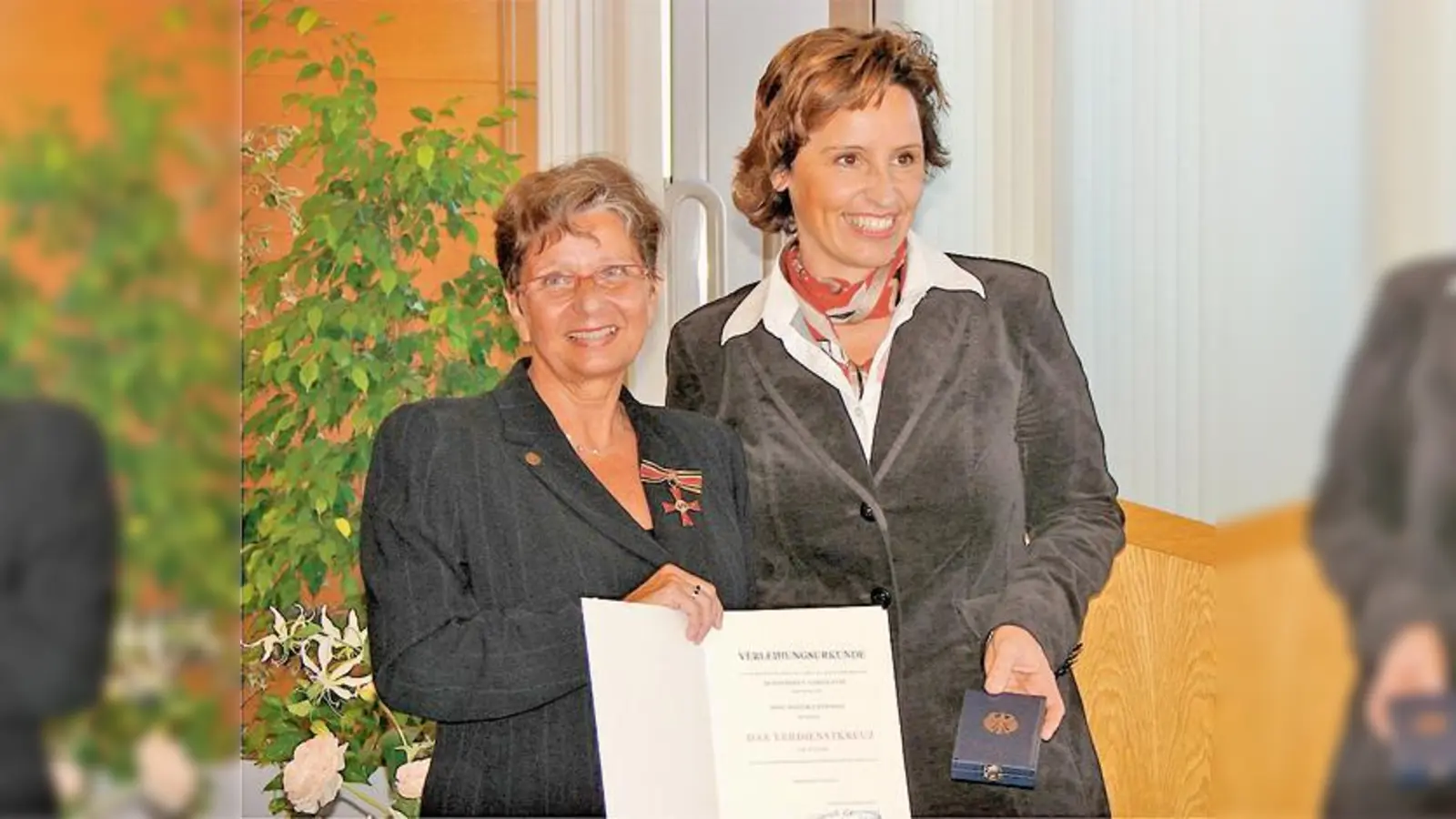 Angelika Westrich (li.) erhielt von Ministerin Hader- thauer das Bundesverdienstkreuz am Bande.	 (Foto: VA)