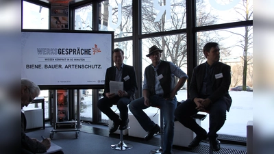 Bei der ersten Ausgabe der "Werksgespräche" diskutierten (von links): MdL Christian Hierneis, Bio-Bauer Georg Huber und Thassilo Franke, wissenschaftlicher Mitarbeiter BIOTOPIA Naturkundemuseum Bayern. (Foto: Sybille Leyk)