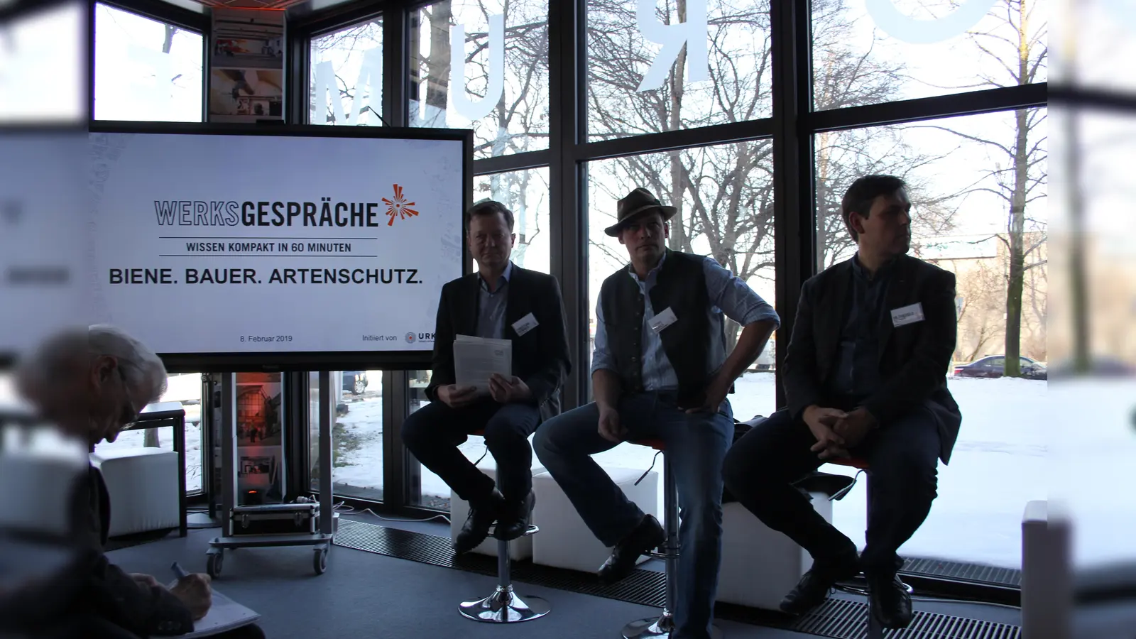 Bei der ersten Ausgabe der "Werksgespräche" diskutierten (von links): MdL Christian Hierneis, Bio-Bauer Georg Huber und Thassilo Franke, wissenschaftlicher Mitarbeiter BIOTOPIA Naturkundemuseum Bayern. (Foto: Sybille Leyk)