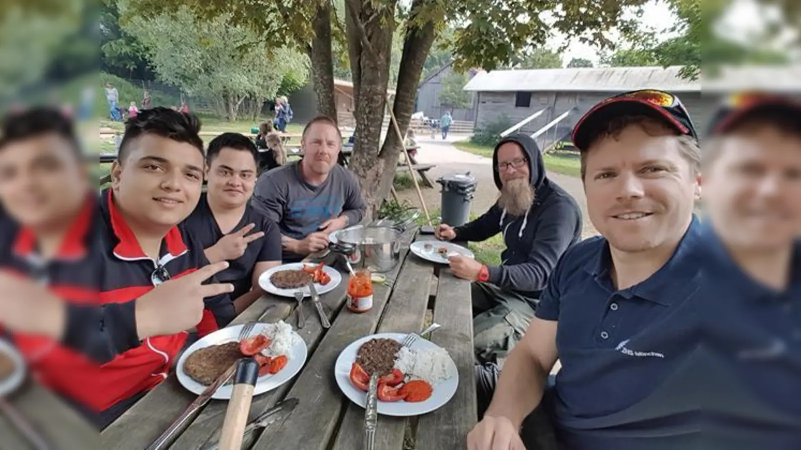 Nach getaner Arbeit wurde getafelt:  Lehrer Patrick Oberdörfer und Jochen Langer, Schreinermeister Nick Heichele und zwei Schülern aus dem BVJ-Bautechnik.                     (Foto: Oberdörfer)