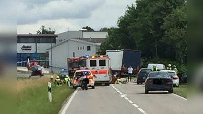 Ein Radfahrer wurde kurz vor dem Ortseingang von Oberpframmern von einem LKW überfahren und verstarb, trotz Reanimierungsversuche, an der Unfallstelle.  (Foto: Wolfgang Mende)