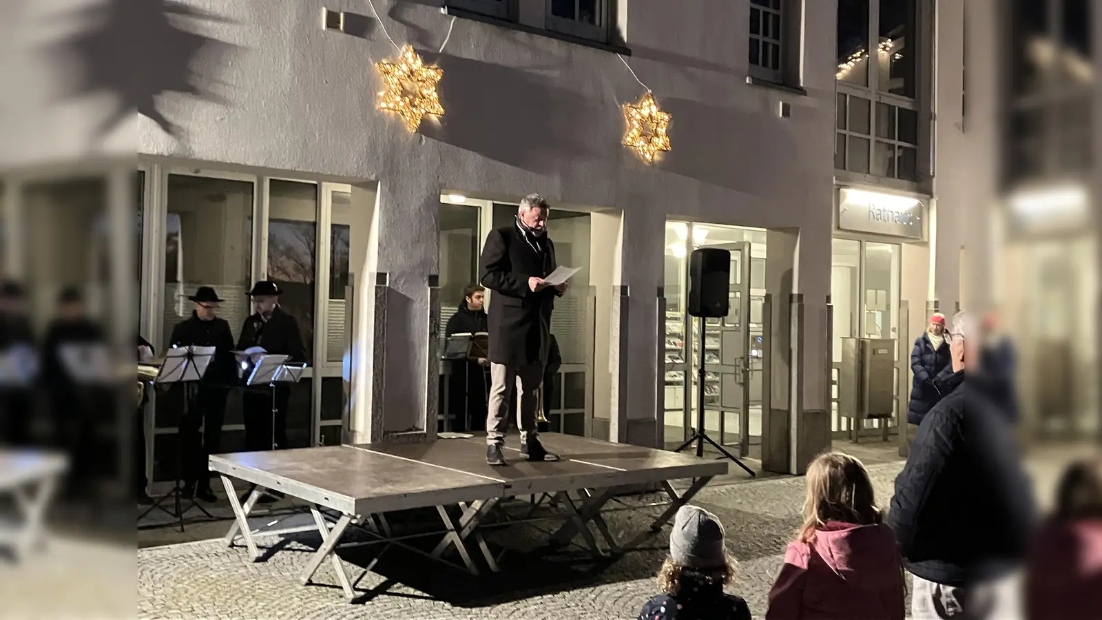 Zum Auftakt des gemeinsamen Adventssingens wird Bürgermeister Piet Mayr eine Weihnachtsgeschichte lesen. (Foto: Butscher)