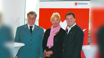 Stellten das Projekt Malteser Mahlzeiten Patenschaften vor (v.l.) Rupert Eichstetter, Dienstellenleiter der Malteser in Dachau, Lydia Staltner, Vorsitzende von Lichtblick Seniorenhilfe e.V. und Martin Lanzinger, Bezirksgeschäftsführer der Malteser im Bezirk München. (Foto: pi)