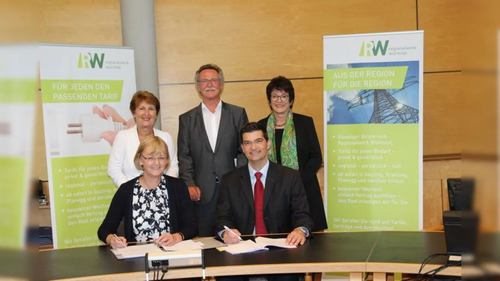 „Ein ganz besonderer Tag!“ Von links: Christine Borst (Krailling), Ursula Jekelius von den Bayernwerken, Heinrich Hofmann (Planegg), Marten Jürgens vom Regionalwerk Würmtal sowie Brigitte Kössinger (Gauting) bei der feierlichen Vertragsunterzeichnung im Rathaus Planegg. (Foto: us)