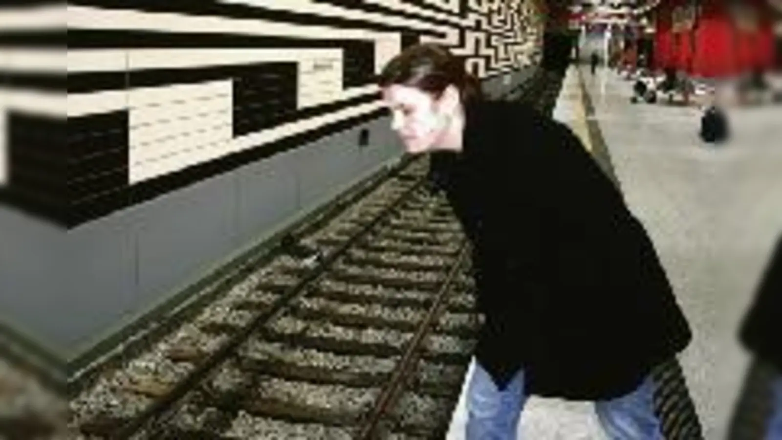 Solche »Geruchsproben« direkt am Gleis sind nicht sehr angenehm  also lieber bleiben lassen!	  (Foto: em)