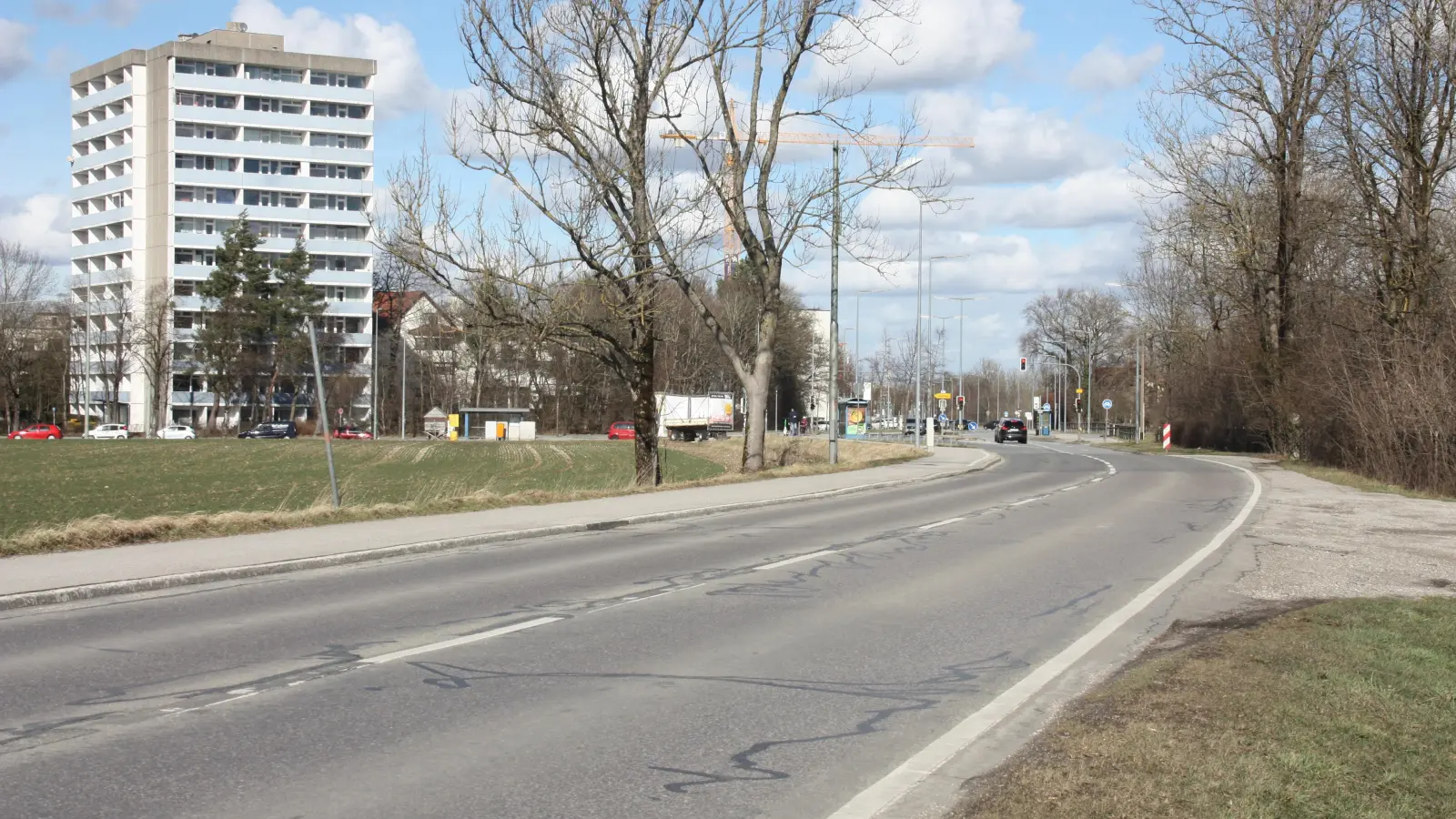 Die Wolfratshauser Straße soll beidseitig Geh- und Radweg bekommen. Von Anfang 2024 bis Ende 2026 ist der Umbau geplant. (Foto: job)