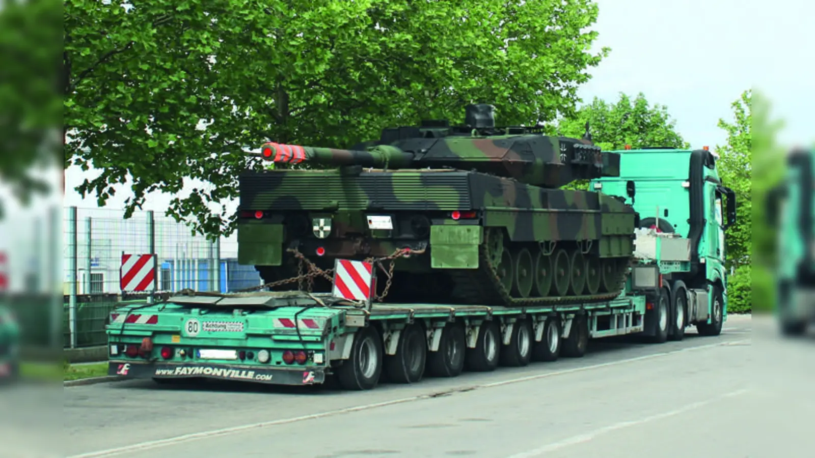 Mit dem Verweis auf die Gefährdung der Arbeitsplätze will KMW Druck machen, die nicht genehmigte Panzerprüfstrecke nachträglich zu sanktionieren. Die Bürgerinitiative „Schule statt Panzer” hofft dagegen auf die Umsetzung von geltendem Bau- und Umweltrecht. (Foto: Archiv/ sb)