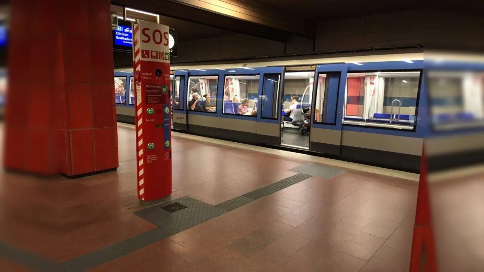 Das Leitsystem führt vom Bahnsteig zur Notrufsäule. (Foto: MVG)