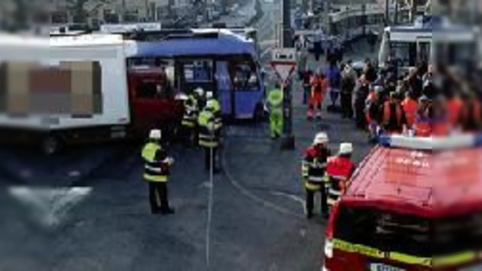 Die Feuerwehr kümmerte sich um den Unfall am Sendlinger  (Tor.Foto: Feuerwehr)
