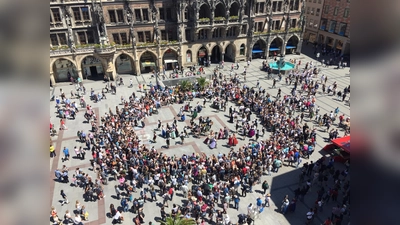 Der 1. Isargau Trachten-Flashmob sorgte am vergangenen Samstag am Marienplatz für großes Aufsehen. (Foto: Denis Simões)
