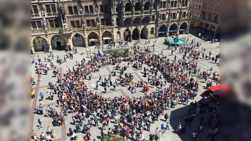 Der 1. Isargau Trachten-Flashmob sorgte am vergangenen Samstag am Marienplatz für großes Aufsehen. (Foto: Denis Simões)