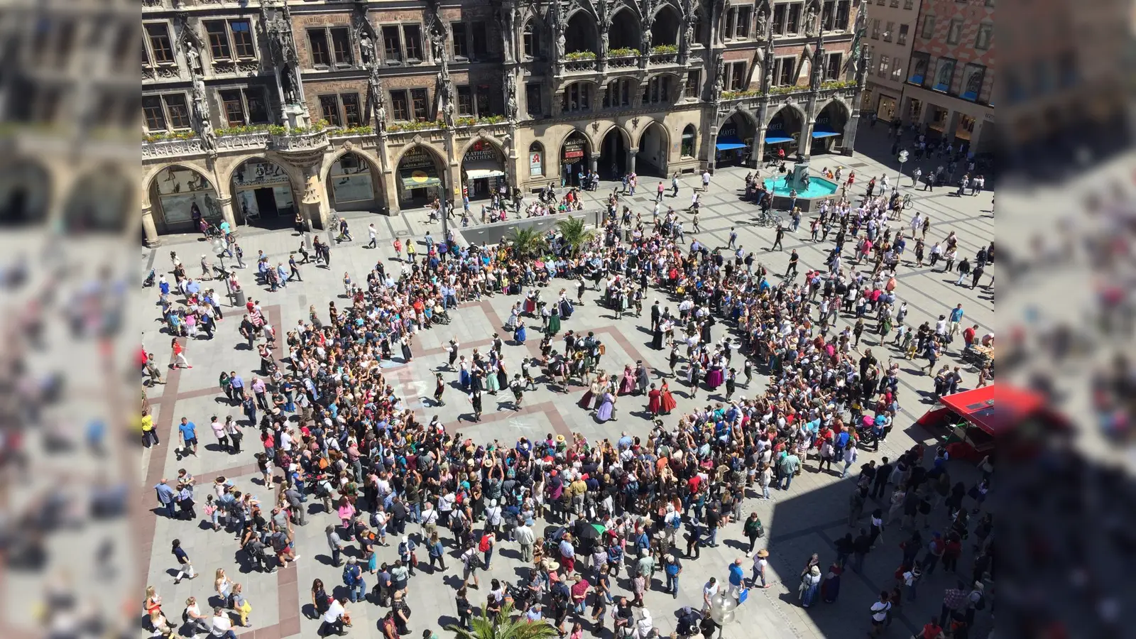 Der 1. Isargau Trachten-Flashmob sorgte am vergangenen Samstag am Marienplatz für großes Aufsehen. (Foto: Denis Simões)