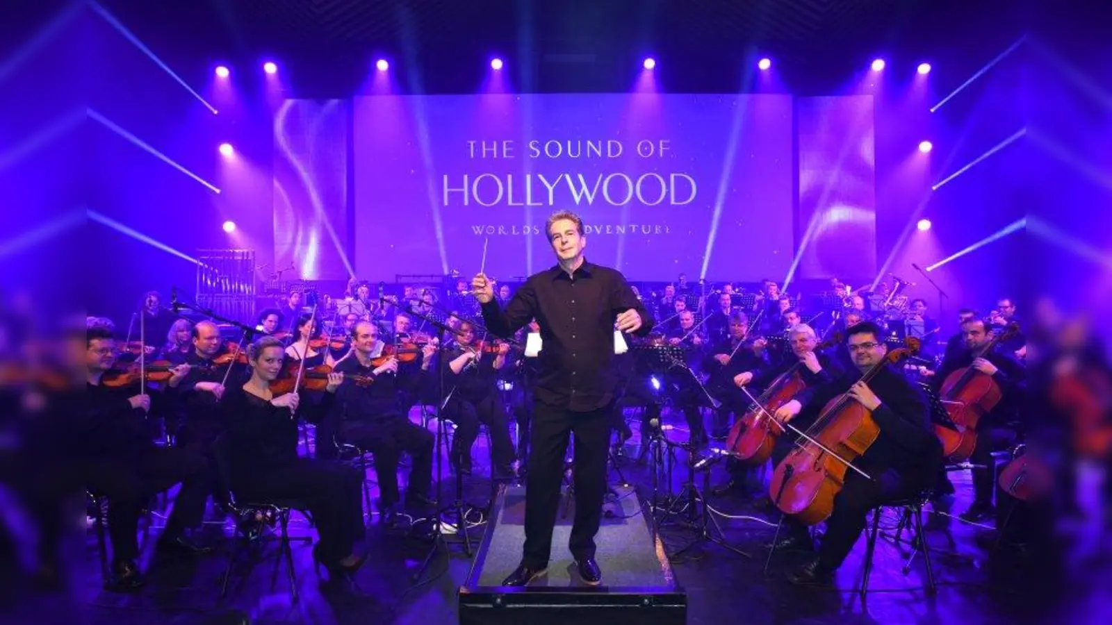 Unter der Leitung von Nic Raine sorgt das City of Prague Philharmonic Orchestra mit seinen über 70 Musikern für einen imposanten Sound. (Foto: Juri Reetz)