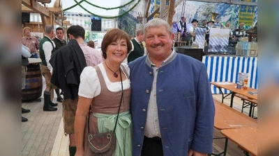 Maria Wirnitzer, seit Mai 2026 Erste Bürgermeisterin von Vaterstetten, und Georg Reitsberger, neuer Dritter<br>Bürgermeister, beim Volksfest im letzten Jahr. (Foto: red)