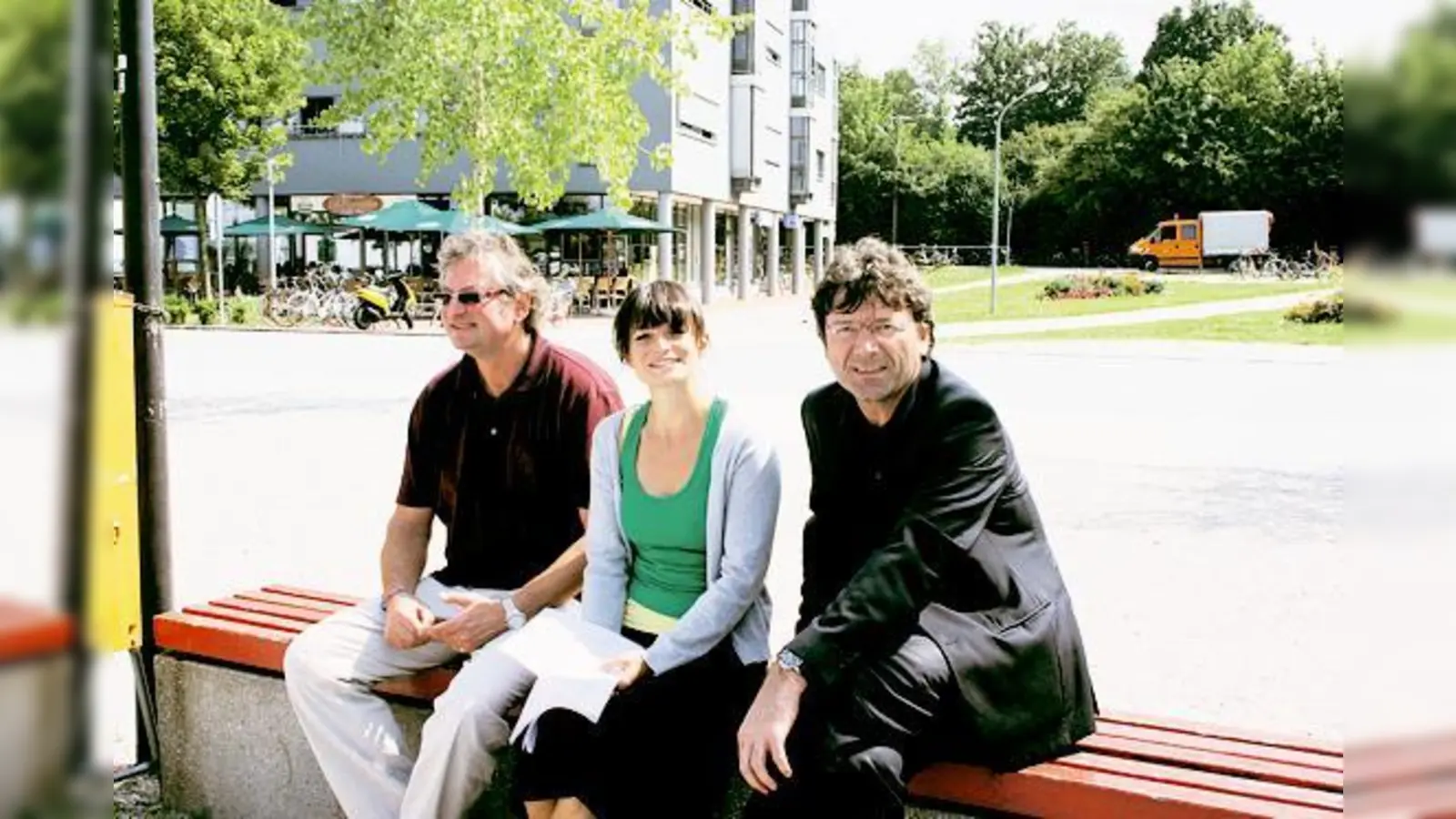 Michael Krach, Jugendreferatsleiter (li.) und Bürgermeister Albert Hingerl (re.) freuen sich über den Erfolg von Streetworkerin Michaela Michalski (Mitte).					 (Foto: pt)