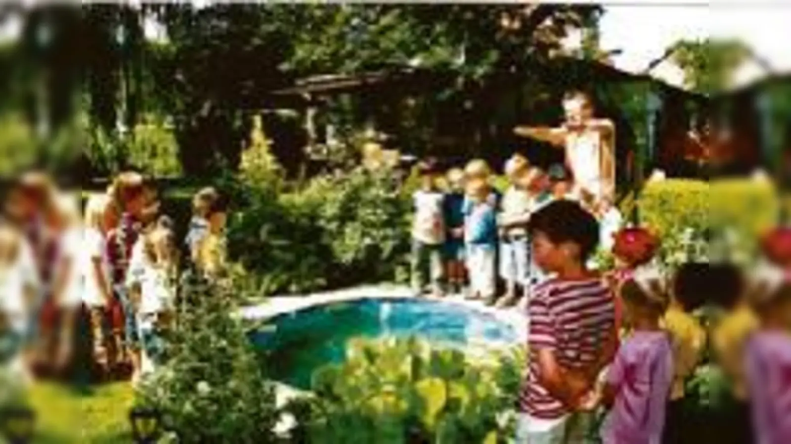 Hans Ettl erklärt den Kindergartenkindern spannende Geschichten rund ums Wasser.  (Foto: Privat)