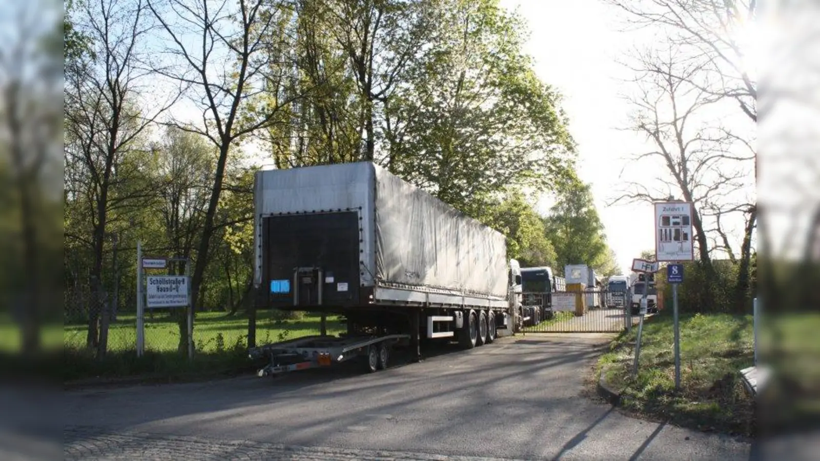 Auf dem Junkersgelände ist es keine Seltenheit, dass die Feuerwehrzufahrt von abgestellten Lkw blockiert wird. (Foto: sb)
