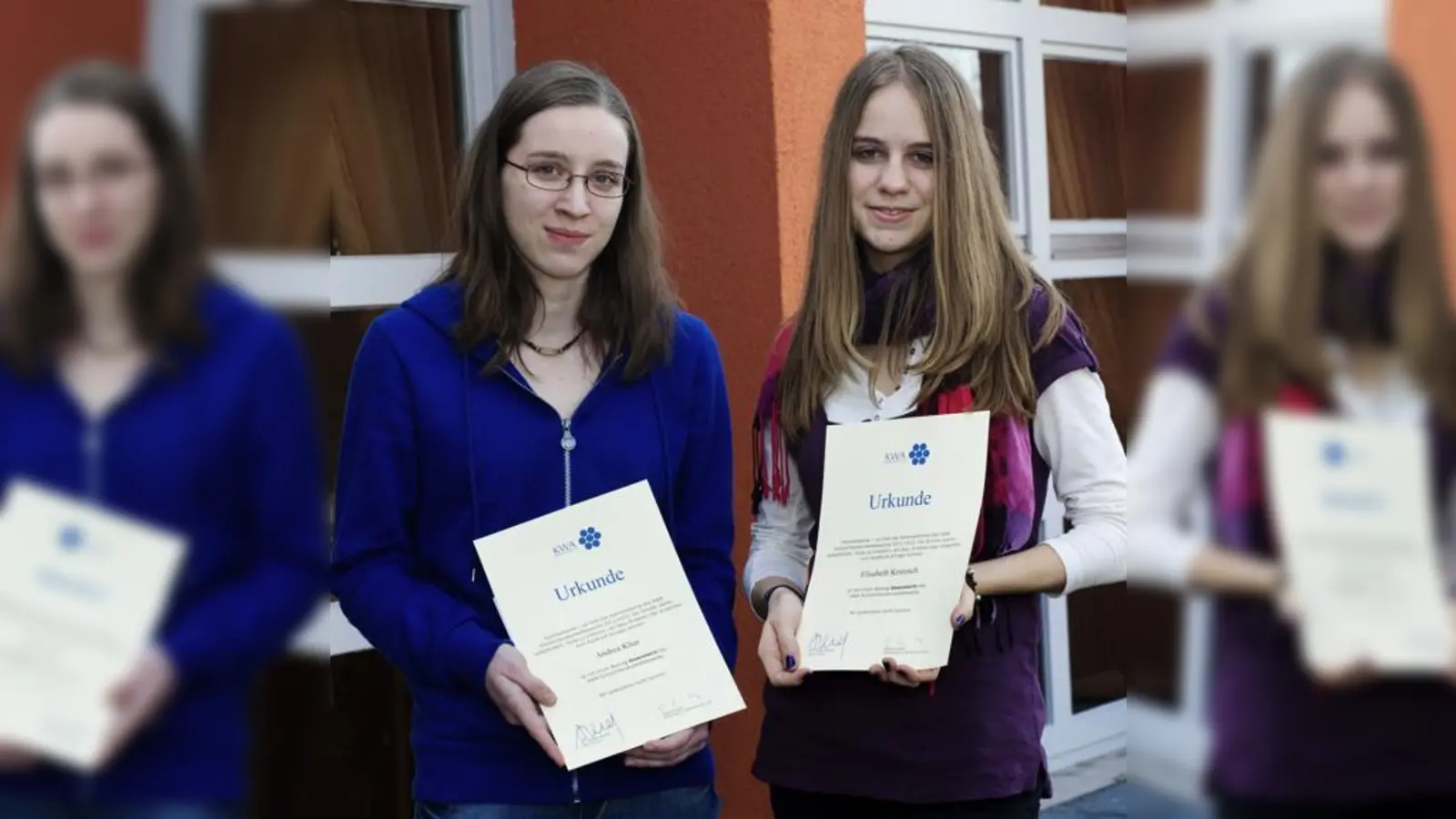 Die strahlenden Siegerinnen des KWA Schülerliteraturwettbewerbs: Andrea Klier (l.) und Elisabeth Krutzsch (r.). 	 (Foto: VA)