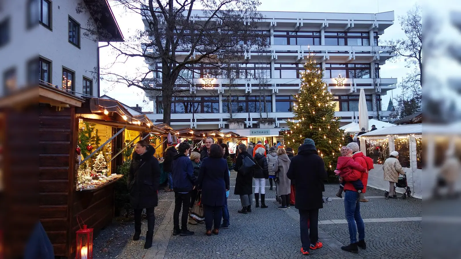 Die Freunde der Gemeinde Grünwald veranstalten einen Adventsmarkt vor dem Grünwalder Rathaus. Der Nikolaus hat sein Kommen auch zugesagt.	 (Foto: Freunde Grünwalds)