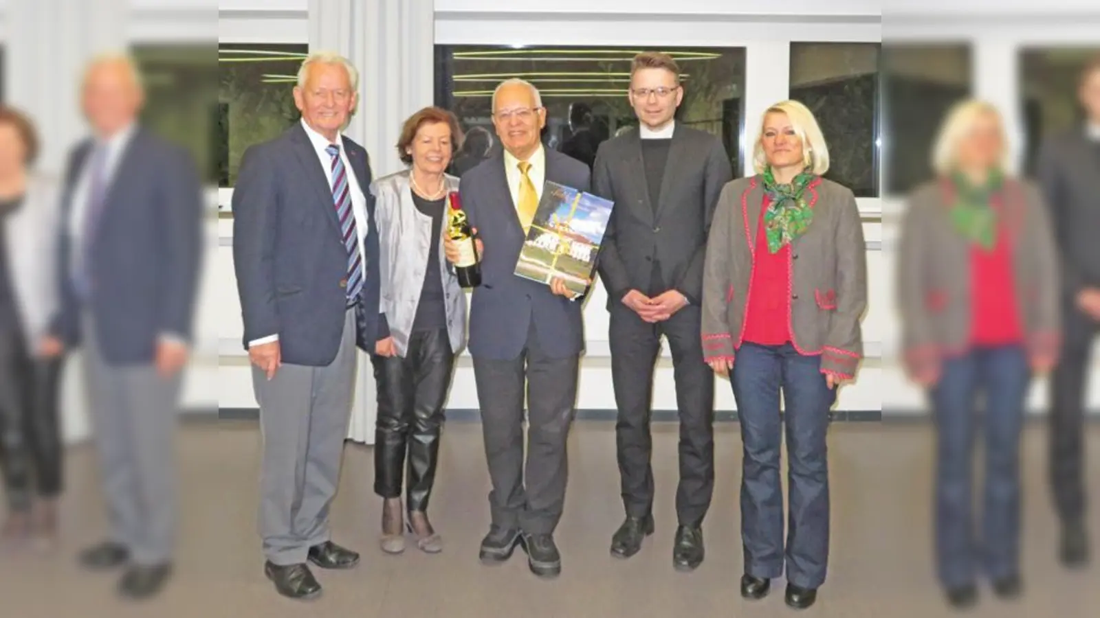 Von  (Foto: Peter Benthues, Frau Ulrike Schreiner, Dr.h.c. Helmut Schreiner, Pfarrer Ulrich Kampe und Bea Baumann, persl. Mitarbeiterin von Herrn Schreiner)