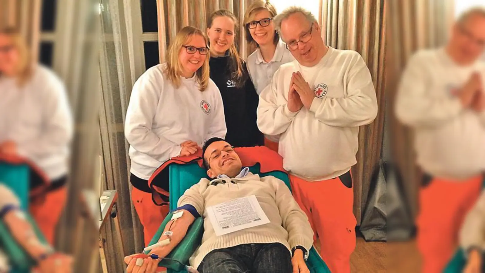 Thomas Angenendt (rechts) und die Mitglieder des BRK Ismaning bitten die Bürger zur Blutspende.	 (Foto: BRK Ismaning)