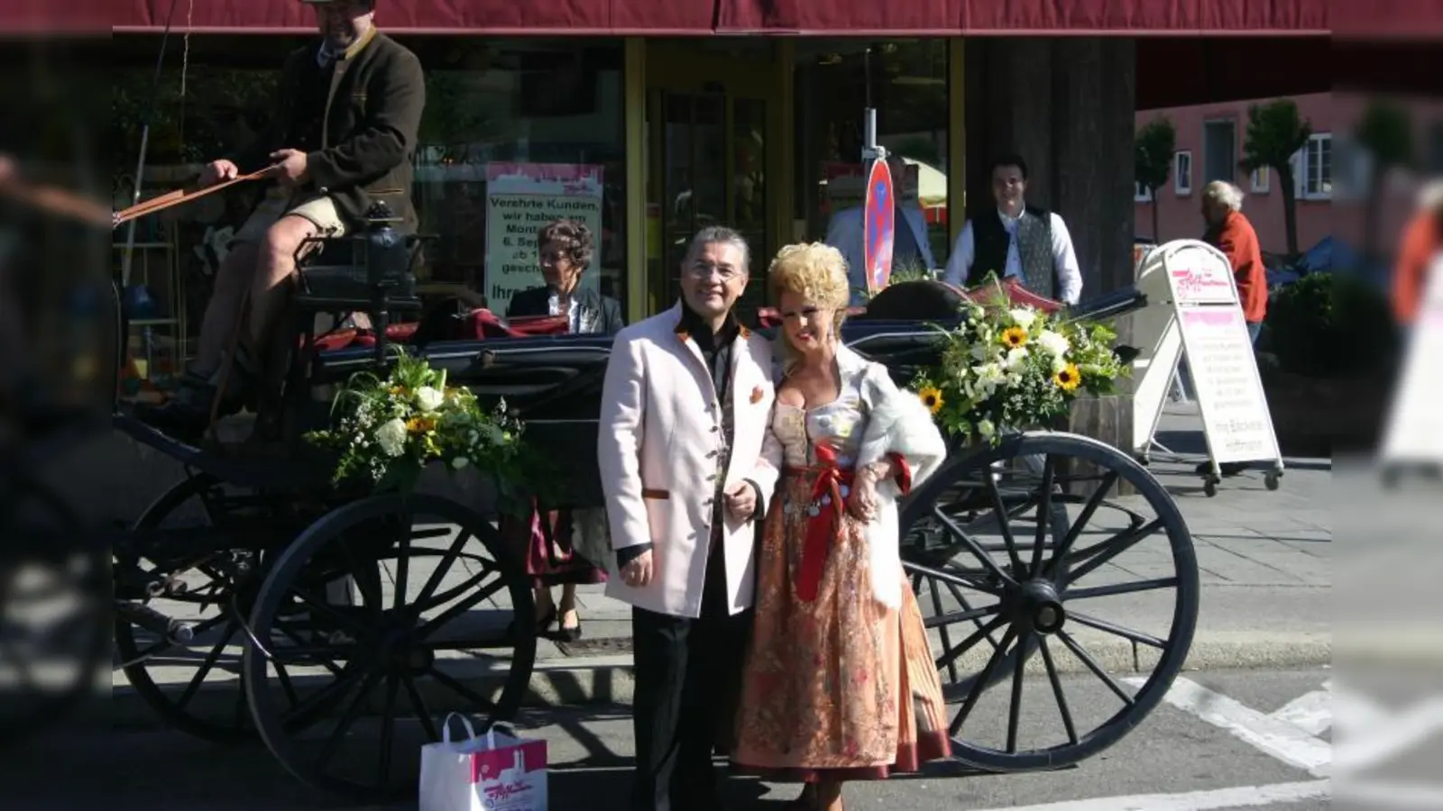 Jubilar Heinz Hoffmann mit seiner Frau Helga vor der Pferdekutsche, mit der die Familie zur Geburtstagsfeier im Hofbräuhaus fuhr. (Foto: LB)