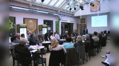 Rund 40 Einzelhändler, Dienstleister und BA-Mitglieder fanden sich im Lichthof der Pasinger Fabrik und informierten sich über bayernweit existierende Stadtteilmanagements. (Foto: US)