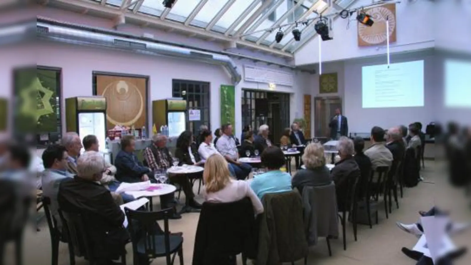 Rund 40 Einzelhändler, Dienstleister und BA-Mitglieder fanden sich im Lichthof der Pasinger Fabrik und informierten sich über bayernweit existierende Stadtteilmanagements. (Foto: US)