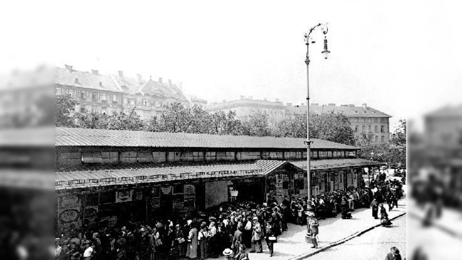In Zeiten des Fleischmangels stellten Eier wichtige Eiweißlieferanten dar. Beim Verkauf von Eiern bildeten sich daher oft lange Schlangen, wie hier vor der Schrannenhalle.  (Foto: Stadtarchiv München)