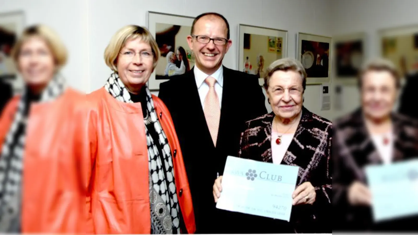 Freute sich über ihre Ernennung zum KWA Club Ehrenmitglied: Prof. Ursula Lehr mit Karin Ihringer, Leiterin von KWA Club und KWA Vorstand Dr. Stefan Arend 	 (Foto: Robert Haas)