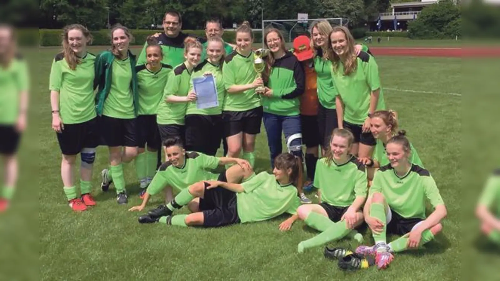 So sehen Siegerinnen aus: Die Frauenmannschaft des FC Fasanerie Nord hatte nach dem letzten Punktspiel allen Grund zur Freude.	 (Foto: FC Fasanerie Nord)