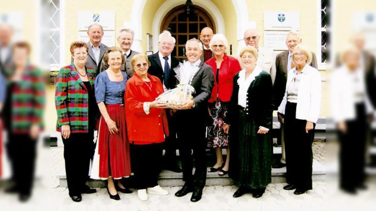 Alle haben sich 1959 das Ja-Wort gegeben. Zu ihrer goldenen Hochzeit durfte Erster Bürgermeister Günter Heyland (Mitte) den sechs Ehepaaren mit einer ­Urkunde und einem Geschenkkorb gratulieren.    (Foto: Gemeinde Neubiberg)