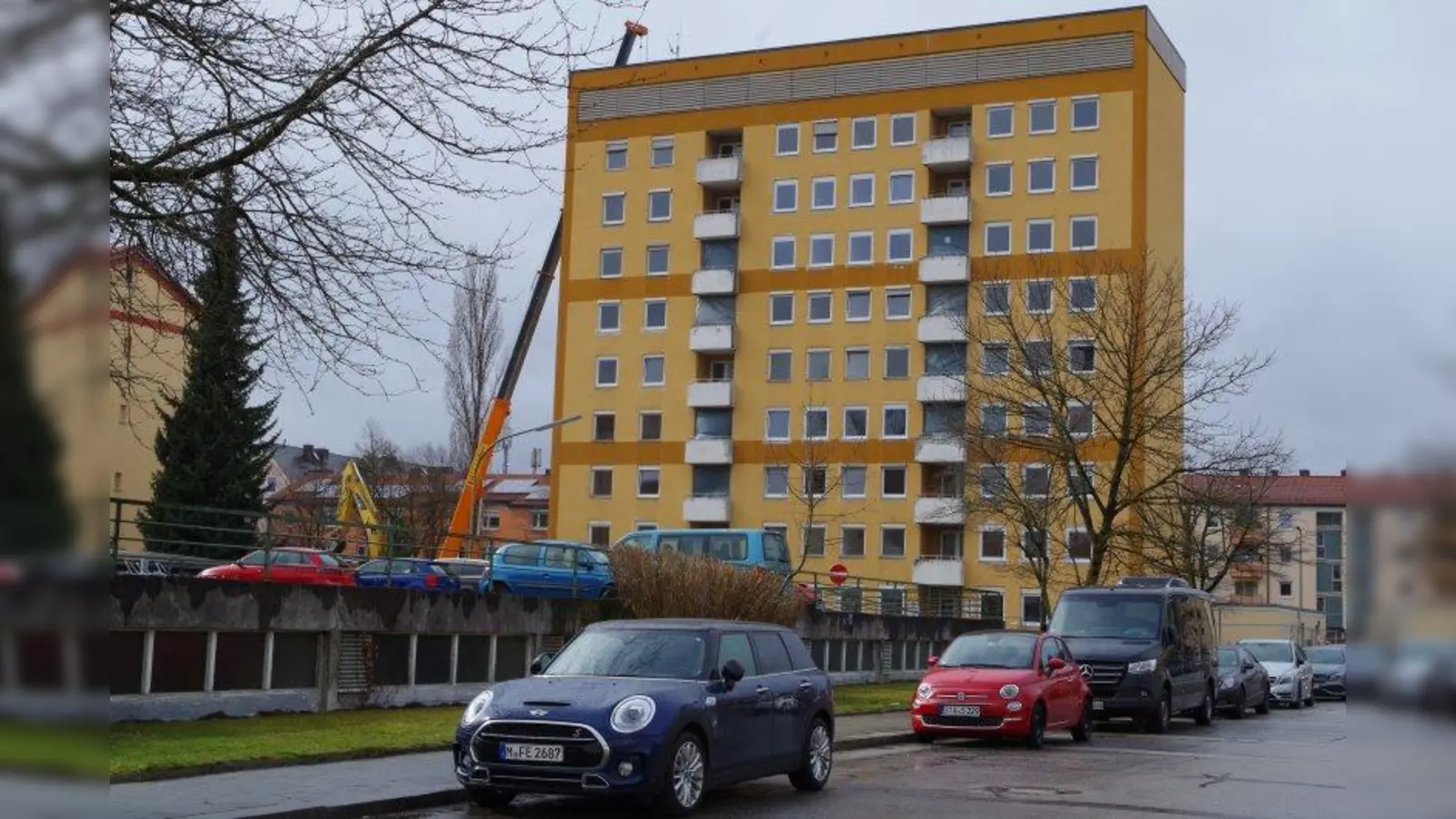 Das gelbe Hochhaus und die Hochgarage sollen Neubauten Platz machen. Der Bezirksausschuss kritisiert die angedachte Baumasse des Projekts, das sich zwischen Saherrstraße, Josef-Schick-Straße und Guido-Schneble-Straße ziehen soll. (Foto: kö)