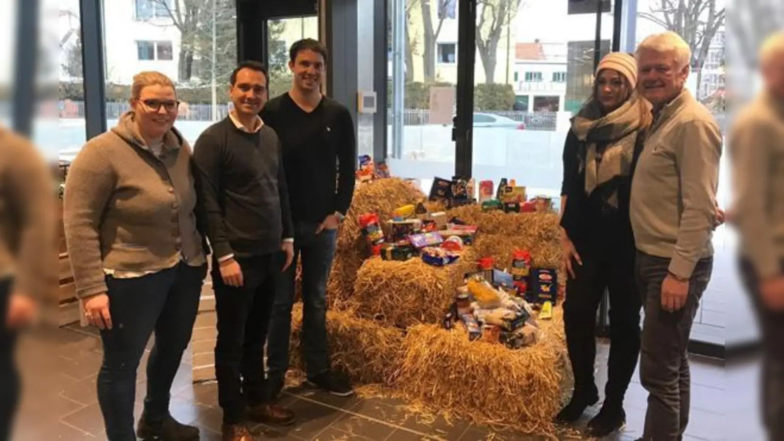  Nicola Gehringer, Thomas Pardeller, Leon Bogner, Felicitas Bogner und Hartmut Lilge freuen sich über die vielen Spenden für den Tisch der Caritas.  (Foto: Privat)
