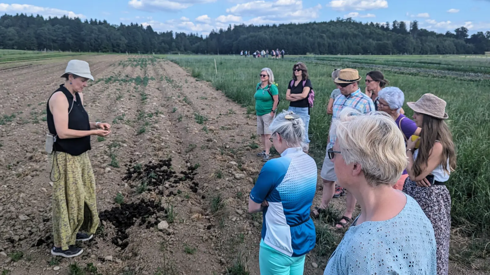 Regelmäßig informiert die SOLAWI Isartal auf Ihrem Acker, über die Fortschritte der Bio-Umstellung. (Foto: Eva Weigell)