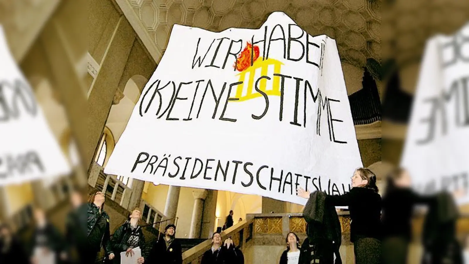 Wir haben (k)eine Stimme: Mitglieder der Protestbewegung Unsere Uni brennt demonstrierten gegen die Wahl des LMU-Präsidenten.	 (Foto: Privat)