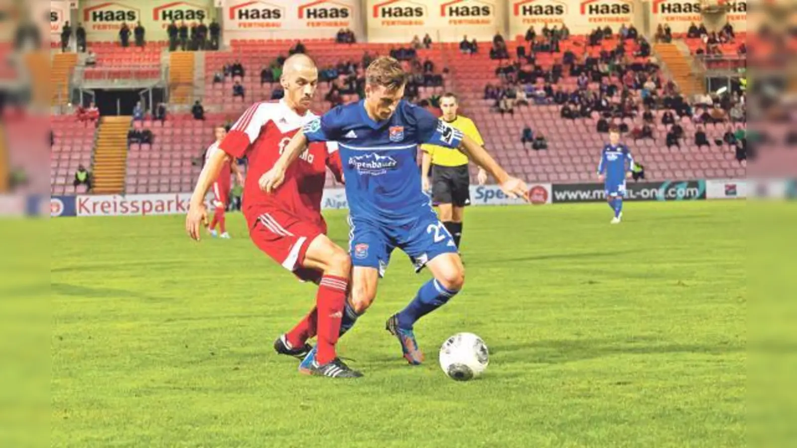 Quirin Moll (rechts) und die SpVgg Unterhaching sind auswärts seit sechs Partien ungeschlagen. Jetzt steht wieder ein Heimspiel an.	 (Foto: Stefan Kukral)