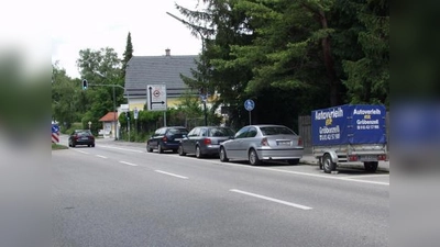 Bis zur Ampel an der Ecke Lochhausener/Ranertstraße gehen die drei Taxistellplätze vor, die hier gerade nicht besetzt sind; direkt anschließend, da wo jetzt werktags Pendler aus dem benachbarten Landkreis FFB meist ganztags parken, fordert die Interessengemeinschaft Langwied-Dorf die Ausweisung von vier Kurzzeitparkplätzen, damit die Langwieder für ihre Erledigungen fußläufig parken können. (Foto: Eva Schraft)
