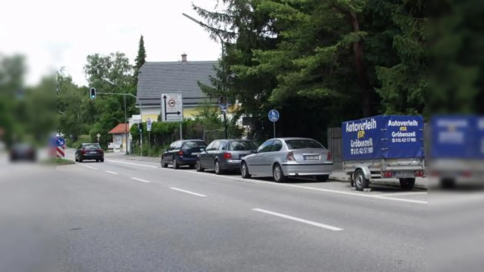 Bis zur Ampel an der Ecke Lochhausener/Ranertstraße gehen die drei Taxistellplätze vor, die hier gerade nicht besetzt sind; direkt anschließend, da wo jetzt werktags Pendler aus dem benachbarten Landkreis FFB meist ganztags parken, fordert die Interessengemeinschaft Langwied-Dorf die Ausweisung von vier Kurzzeitparkplätzen, damit die Langwieder für ihre Erledigungen fußläufig parken können. (Foto: Eva Schraft)