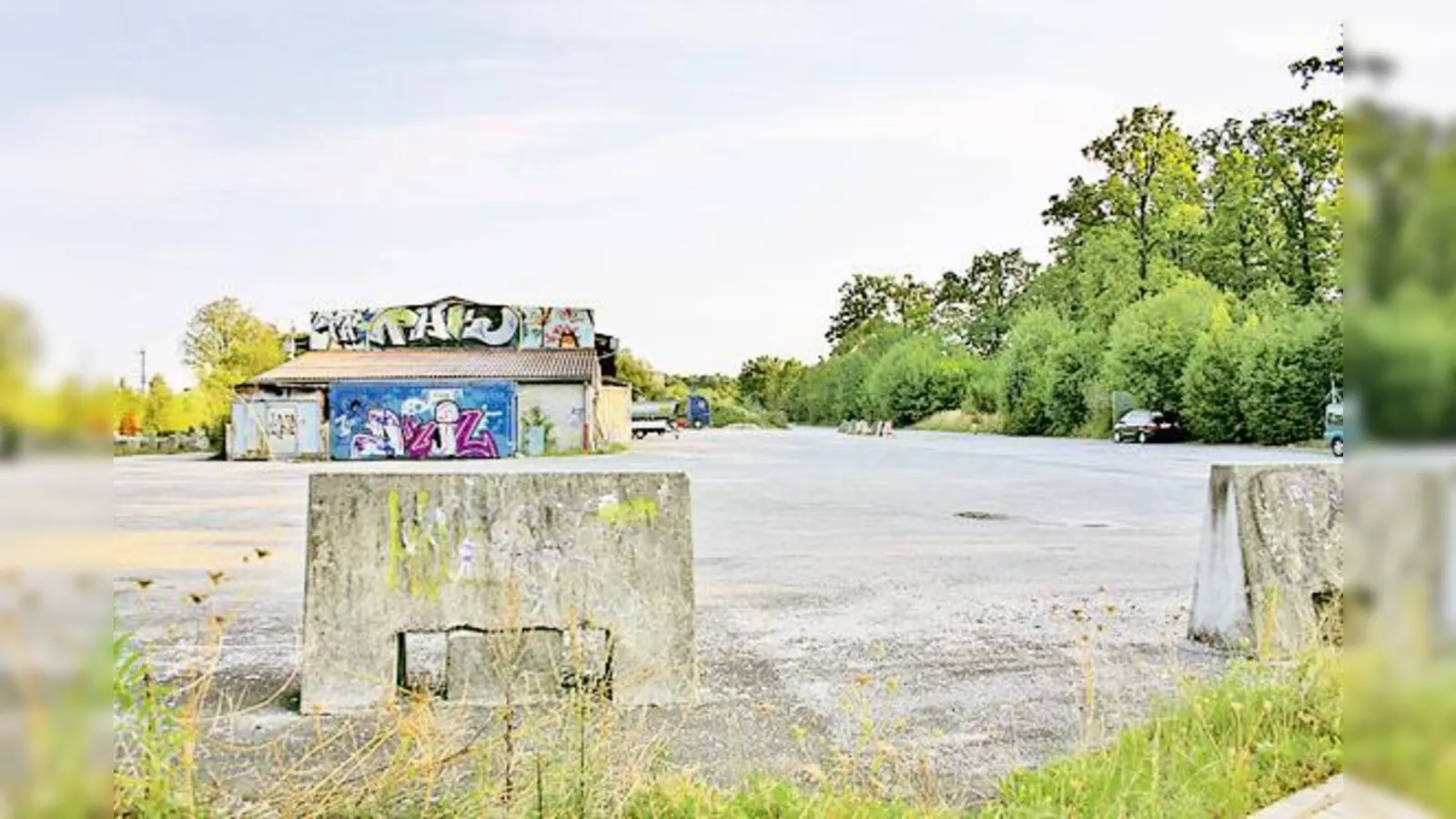 Auf diesem Flächenareal tief in der Siedlung am Perlacher Forst soll künftig die Erweiterung der Europäischen Schule geschaffen werden.  	 (Foto: hh)
