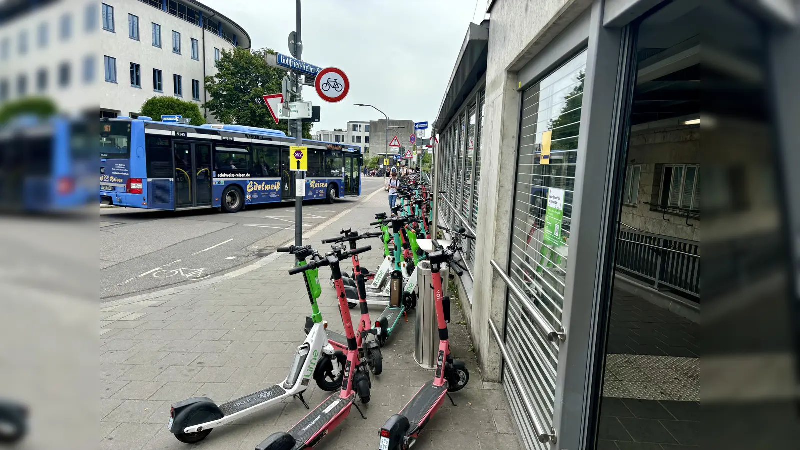 E-Roller am Bahnhof Nord (Foto: Ulrike Seiffert)
