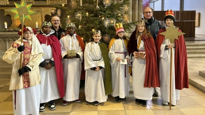 Die Sternsinger von St. Paul vor dem Aufbruch mit Begleiter Frits Kamp (rechts im Bild) und Diakon Thomas Michall. (Foto: Bernadette Zeise-Bauer)
