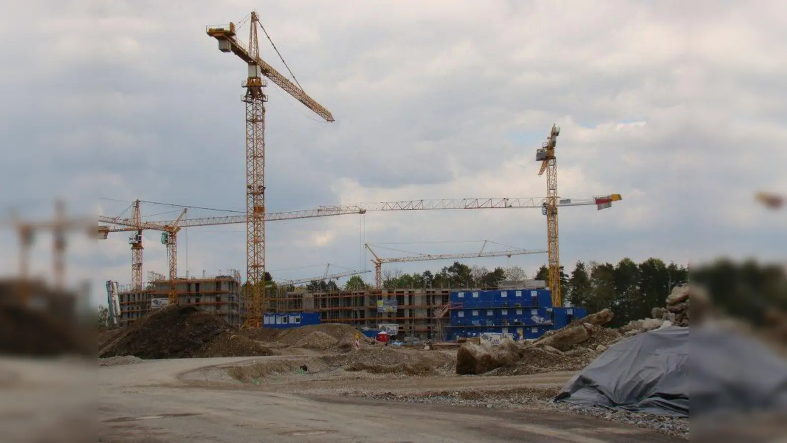 Die „Skyline” von Aubing wird derzeit von Kränen bestimmt. (Foto: pst)