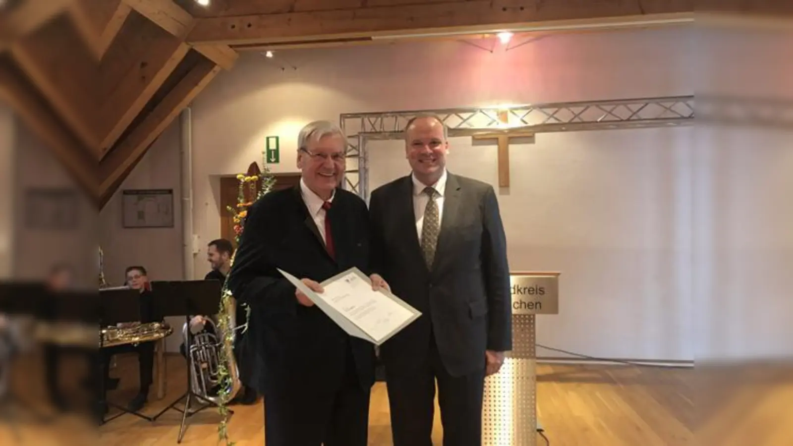 Der Vorsitzende des Kranken- und Altenpflegevereins, Georg Kalmer bekam von Landrat Christoph Göbel die Urkunde „Demenzfreundliche Kommune” überreicht.  (Foto: hw)